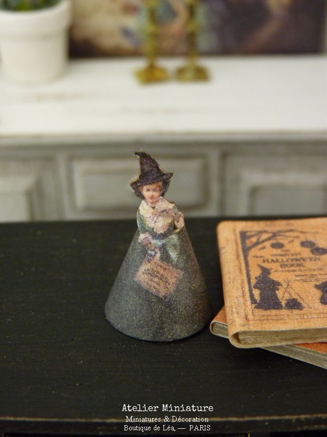 Thumbnail: Poupée en Papier Découpé, Jouet de Maison de Poupée