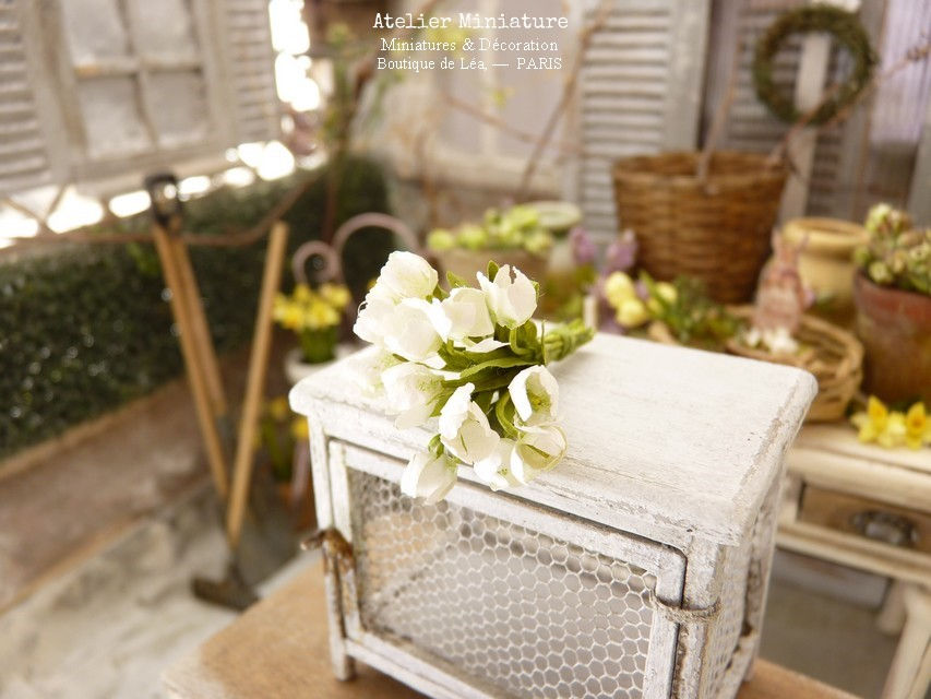 Miniature : Bouquet de 12 Tulipes Miniatures Blanches, Fleurs en Papier, 100% fait mai