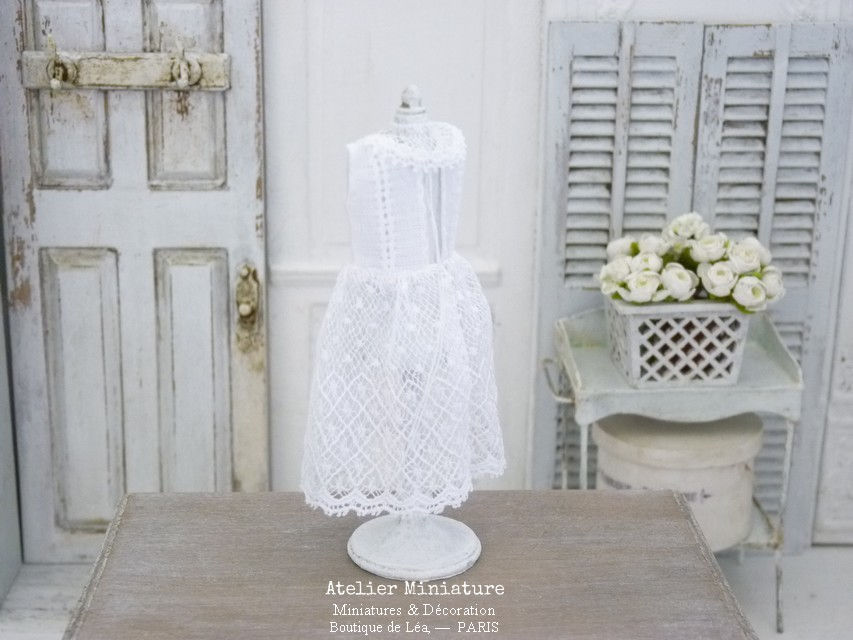 Miniature : Robe Blanche Romantique Miniature, Échelle 1/12