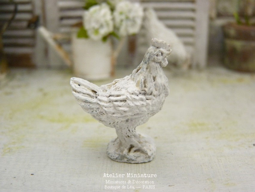 Thumbnail: Poule Miniature en Résine, Façon Plâtre Vieilli