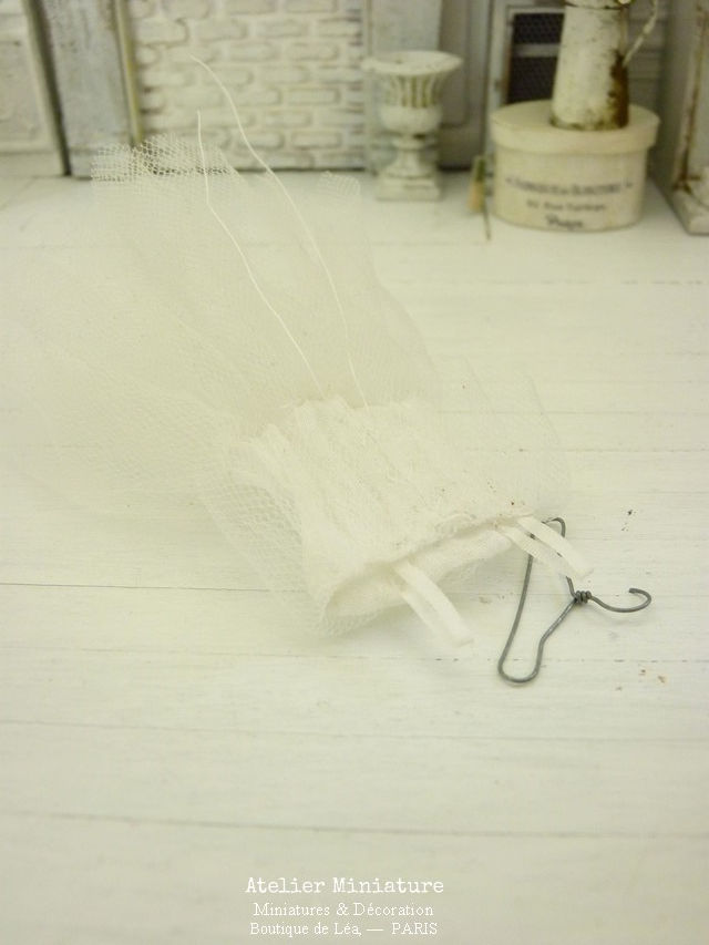 Thumbnail: Robe Romantique en Tulle Miniature, Échelle 1/12