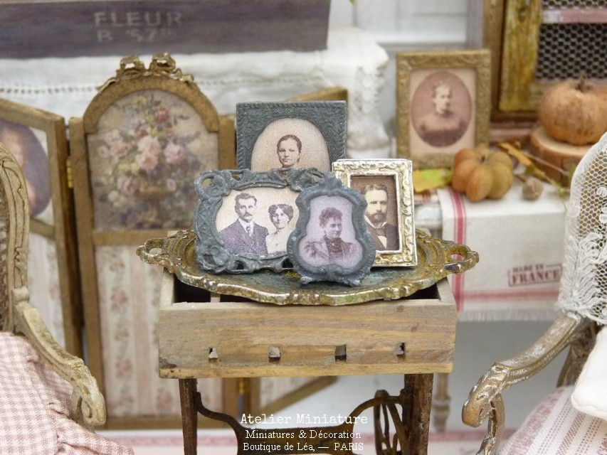 Plateau Miniature en Métal Rouillé + 4 Porte-Photos, Maison de Poupée