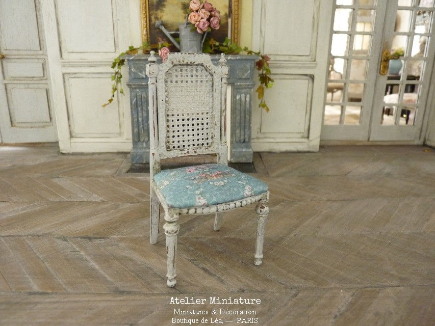 Thumbnail: Chaise Miniature de style Gustavien, Imitation Cannage, Gris Vieilli,1/12
