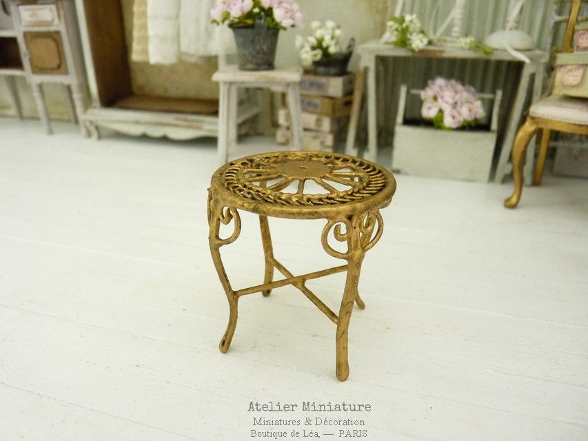 Miniature : Guéridon de Jardin en Métal Shabby Chic Or, Maison de Poupée 1/12