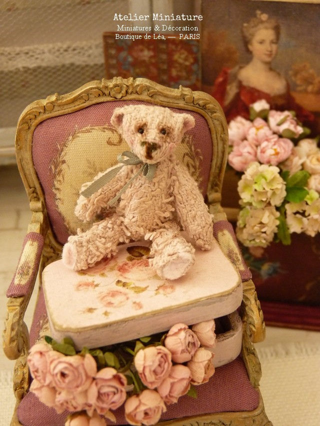 Thumbnail: Ours miniature, Entièrement Fait Main, Bouclé Rose, 5 cm (debout)
