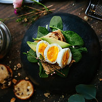 Salade aux œufs et aux épinards