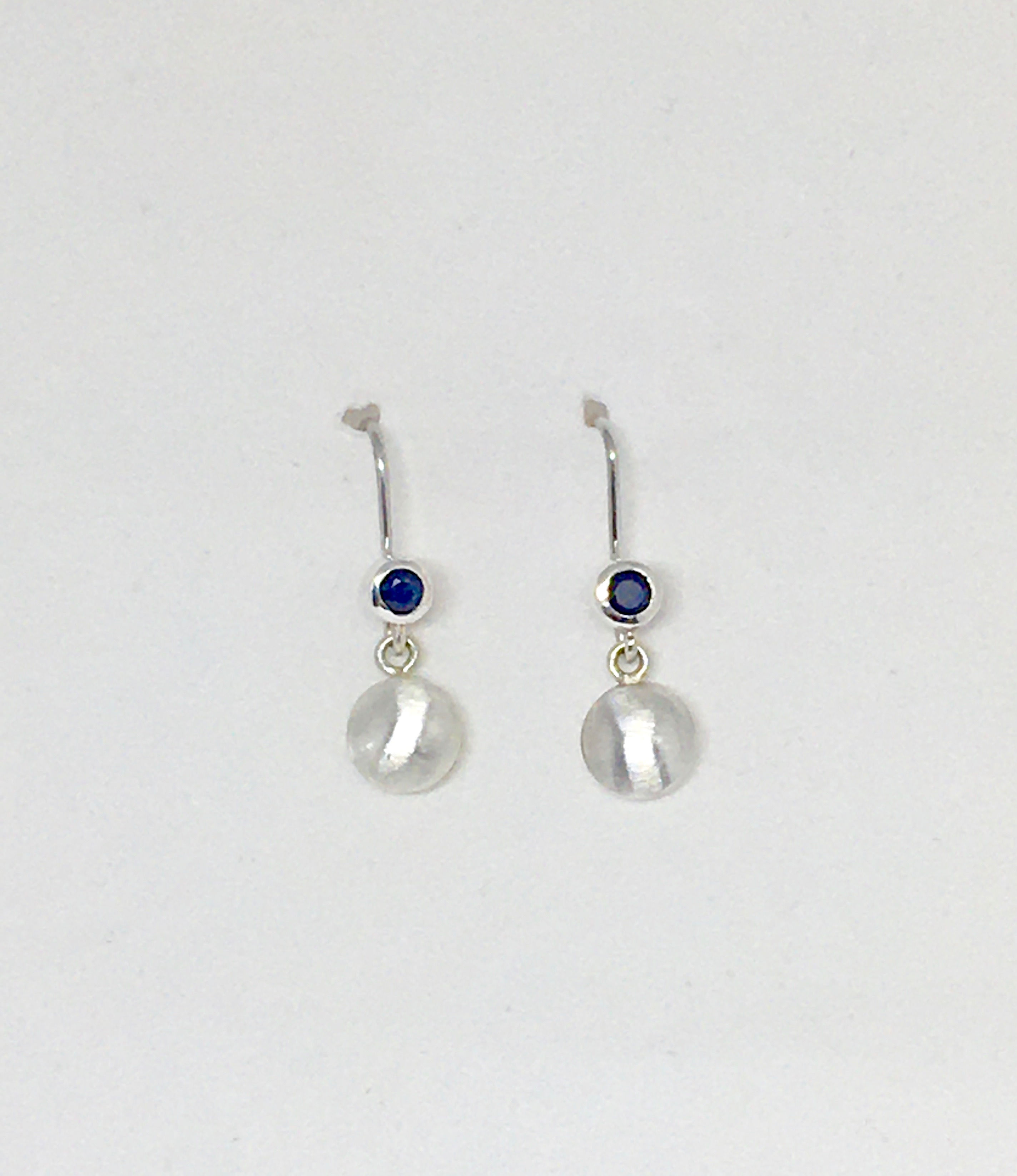 Brinco anzol em prata 950 com Safira