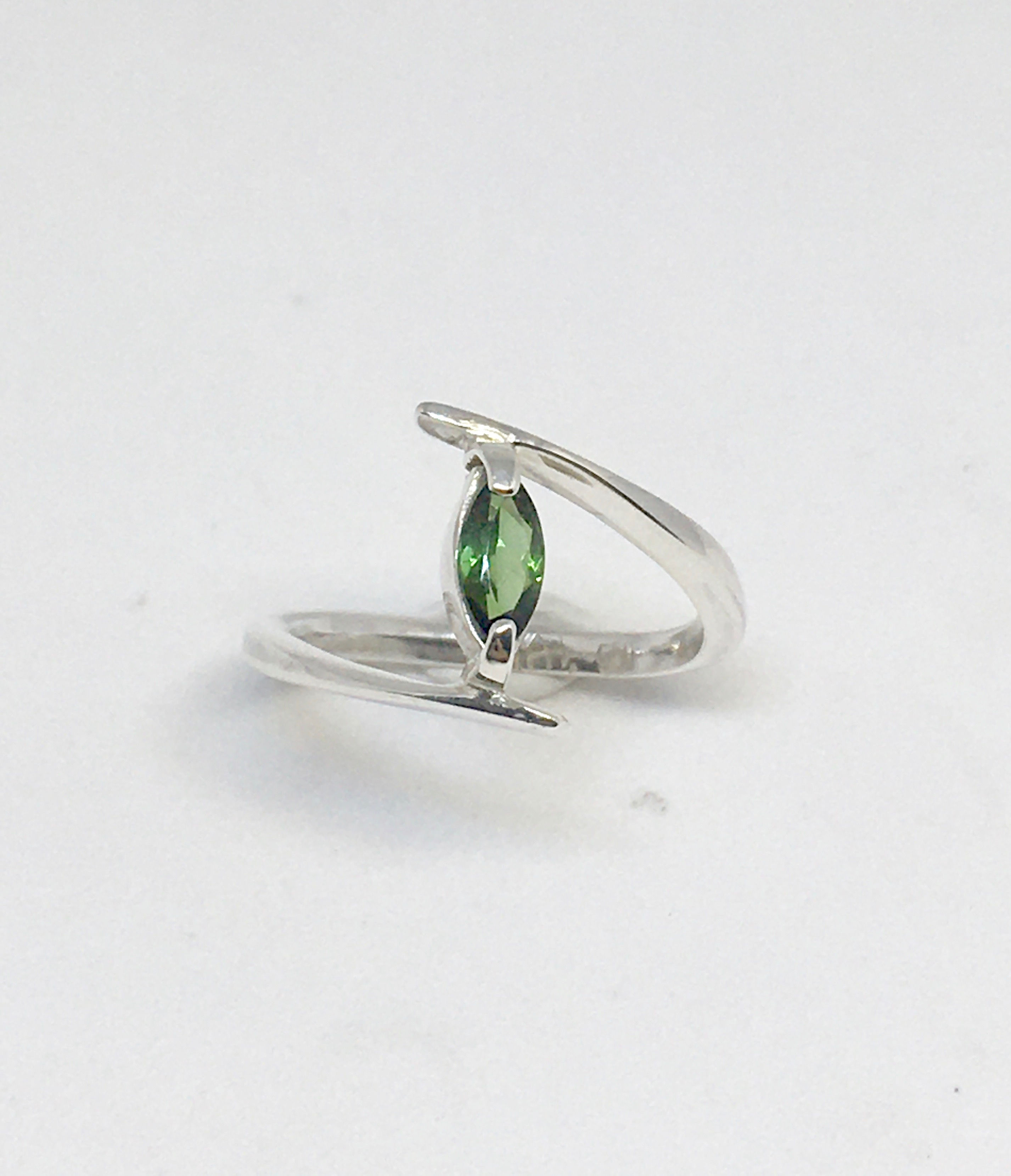 Anel em prata com Turmalina Verde navete