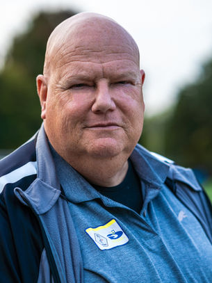 Frank Scholten draagt voetbal school over.