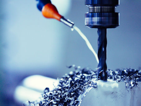 Como calcular a força de fechamento na injeção plástica?