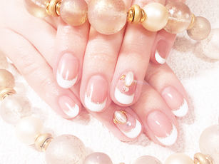 mao gel art (マオジェル 001 premium グラデーションベースにホワイトフレンチ＆大粒ビジュー)