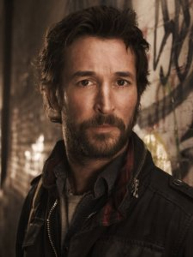 Noah Wyle stars in "Falling Skies"