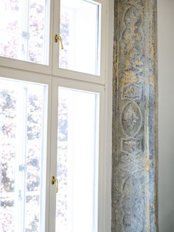 Historisches Fensterdetail im Palais Christalnigg