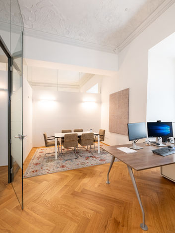 Empfangsbereich mit Fensterblick im Palais Christalnigg