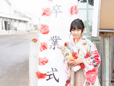 学校の校門前での袴記念写真