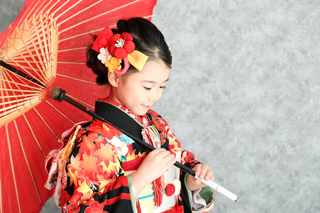 7才の七五三、七歳赤い和傘撮影