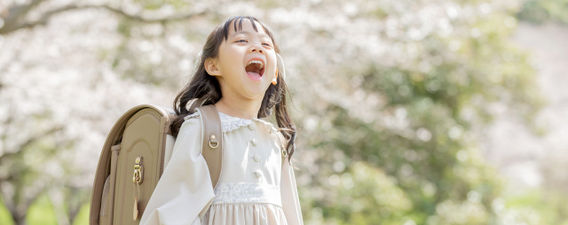 桜をバックにランドセル撮影
