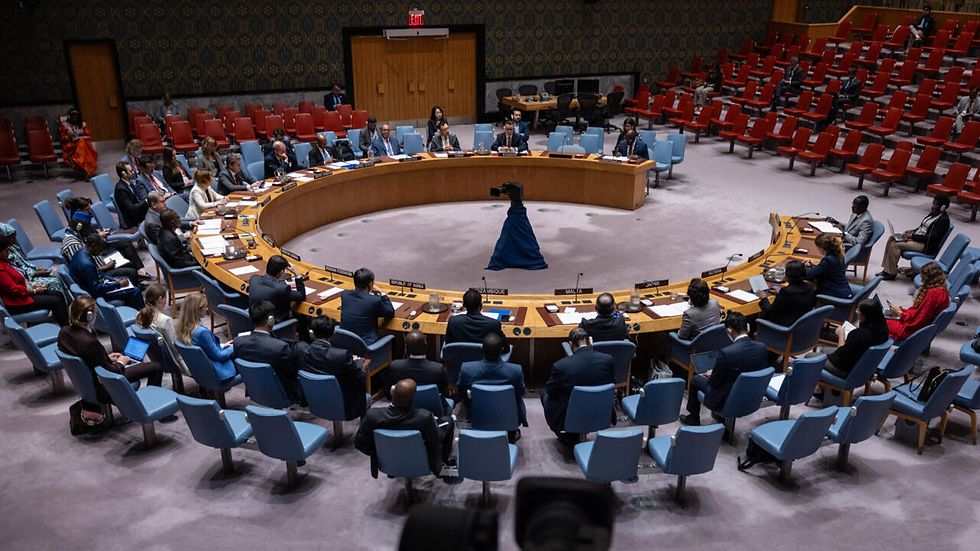 Depuis sa création en 1945, la France, membre fondateur de l’Organisation des Nations Unies, continue de jouer un rôle clé au sein du Conseil de sécurité. En avril 2025, elle a assuré la présidence de cet organe stratégique, avec en priorité la résolution des conflits internationaux. Parallèlement, une autre question revient sur le devant de la scène : l’élargissement du Conseil, une proposition qui revient en force dans les débats. 