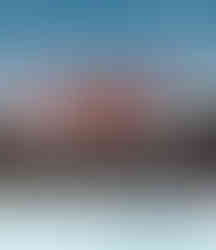 Imagem de roupas penduradas ao ar livre, promovendo moda sustentável e inovadora, perfeita para empresas que desejam atrair revendedores com foco em ecologia. nocatalogo.online