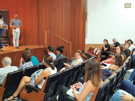 JONATHAN REGALADO DESARROLLA UNA PONENCIA SOBRE TRABAJO SOCIAL CRÍTICO