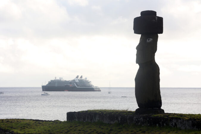 Fotografía de archivo de un crucero turístico que pasa frente a un moai del "Ahu Tahai" (tumba de los antepasados), Ubicado en Hanga Roa, Isla de Pascua (Chile). EFE/ Elvis González