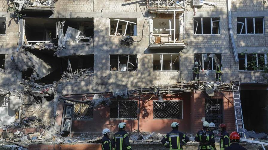 Rescatistas ucranianos trabajan en el lugar del ataque con drones contra un edificio residencial de cinco plantas en Kyiv, Ucrania, este viernes, en medio de la invasión de Rusia. (EFE/EPA/SERGEY DOLZHENKO)