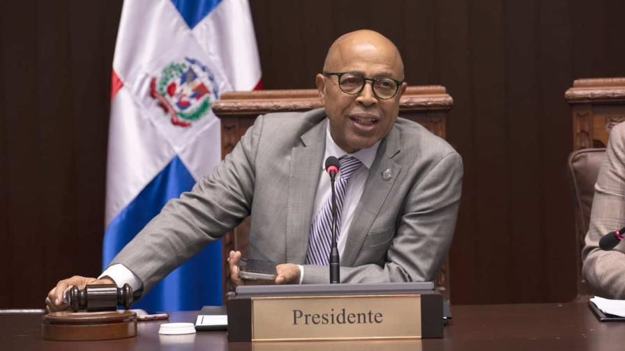Alfredo Pacheco, presidente de la Cámara de Diputados, comunicó a los congresistas que ordenará el freno de sus sueldos si no declaran su patrimonio. (Foto: Diario Libre).