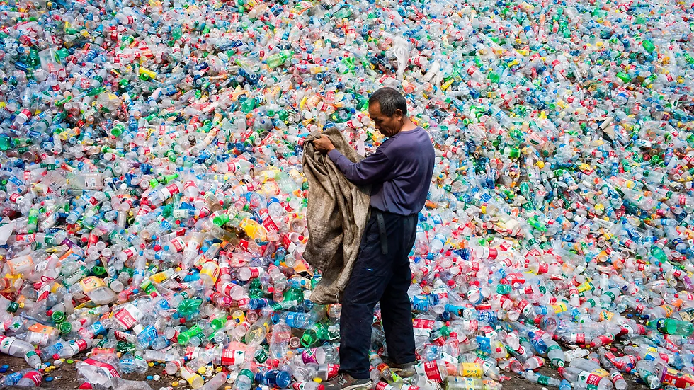 Un trabajador chino selecciona botellas de plástico en una operación de reciclaje en la aldea de Dong Xiao Kou, a las afueras de Pekín. Fotografía de Fred Dufour, AFP, Getty