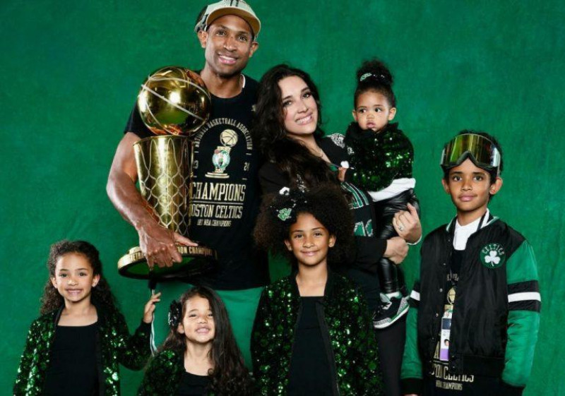 Amelia Vega, Al Horford y sus cinco hijos