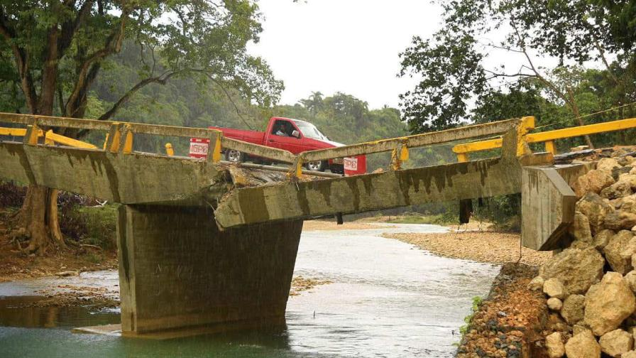 Daños ocasionados por el huracán María en el puente sobre el río Jamao en el año 2017. (Foto: MARVIN DEL CID)