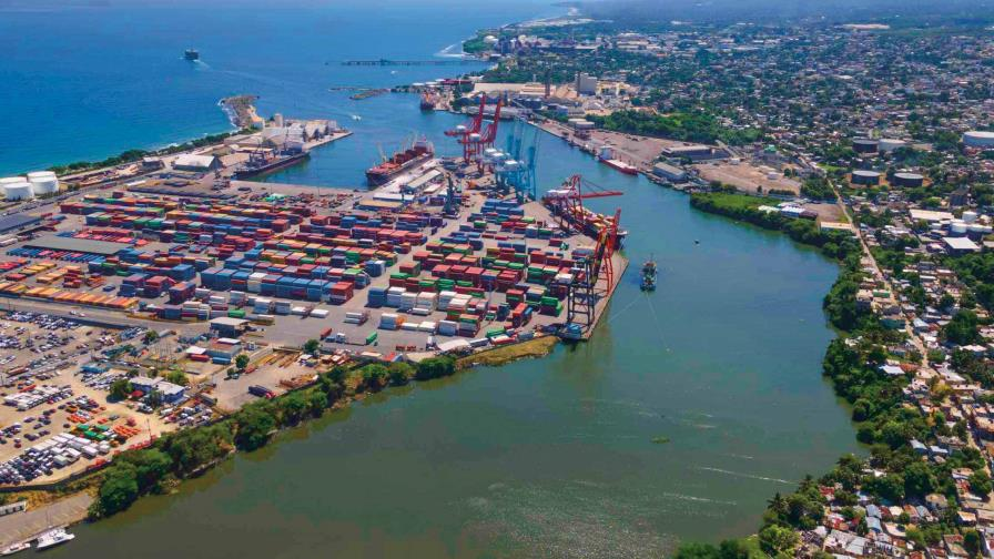 Contenedores almacenados en el Puerto Río Haina, al sur de la República Dominicana. (ARCHIVO)