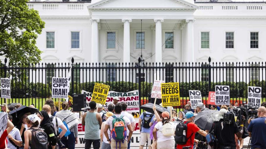 Manifestantes expresan su oposición a la decisión del presidente estadounidense Donald Trump de bombardear tres sitios nucleares en Irán, frente a la Casa Blanca en Washington, DC, Estados Unidos, el 22 de junio de 2025. (EFE)