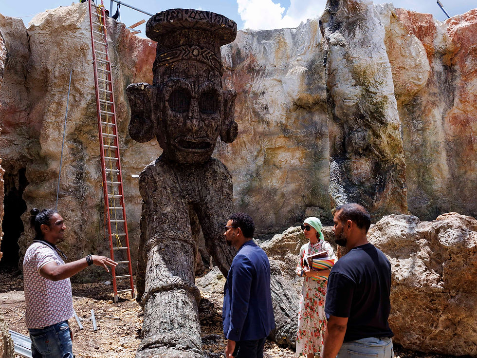 Francis Disla, director y parte del equipo de Aldea Estudio, muestran a periodistas de Diario Libre, el proceso de construcción de la cueva que servirá como parte de locación de la cinta Xiguapa. (DIARIO LIBRE / MATÍAS BONCOSKY)