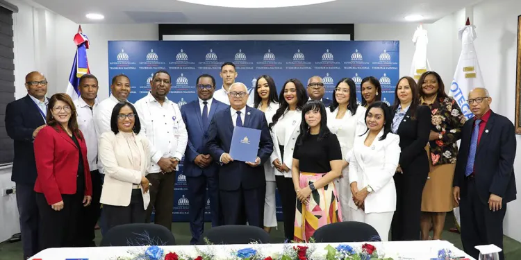 El Tesorero Nacional, Luis Rafael Delgado Sánchez, junto a funcionarios de la Tesorería Nacional, durante el acto de firma del Compromiso Estratégico de Integridad y Prevención de la Corrupción Administrativa para cargos de Alto Nivel