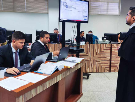 Estudiante Melvin y su compañero Félix se destacan en la exigente clase de Derecho Procesal Civil III