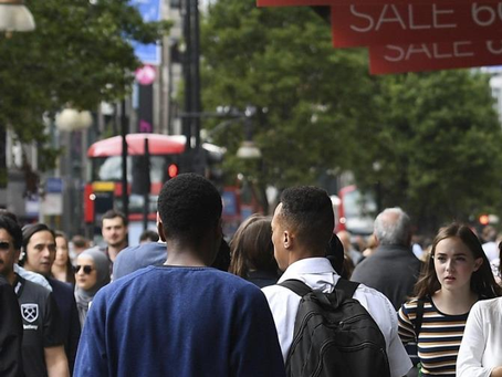 Reino Unido malgasta miles de millones en hoteles de inmigrantes, según informe parlamentario