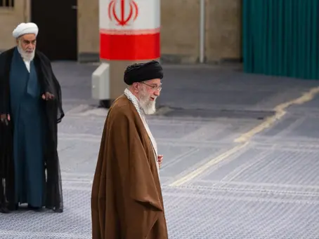 El líder supremo de Irán amenaza con ‘daños irreparables’ si EE. UU. se une a la guerra