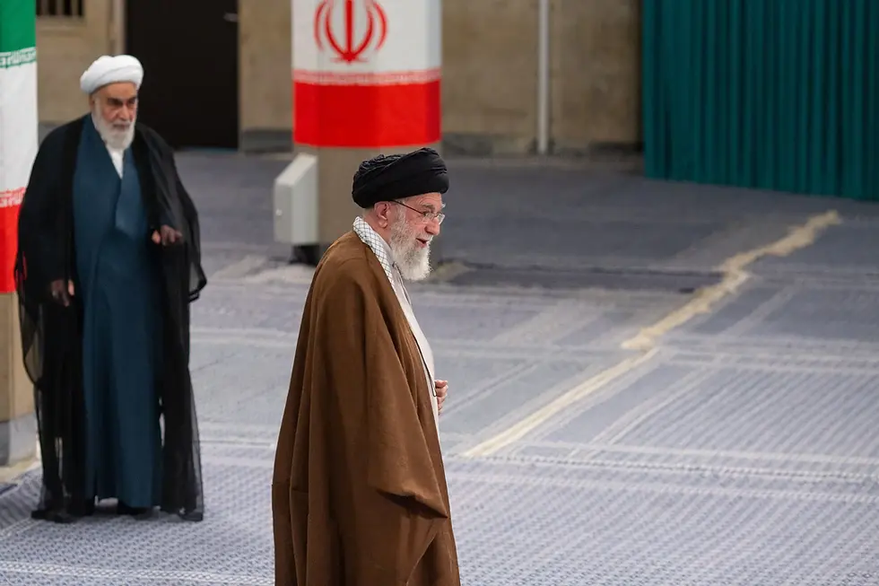 El líder supremo de Irán, el ayatolá Alí Jamení, el año pasado. El miércoles, prometió “mantenerse firme” ante lo que calificó de agresión israelí.Credit...Arash Khamooshi para The New York Times