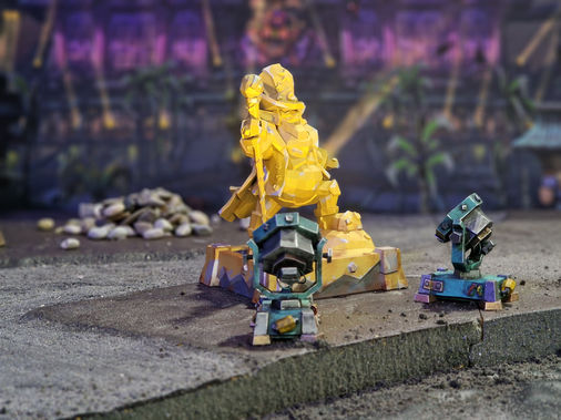 Goldener Goblinking-Pokal mit zwei kleineren Trophäen