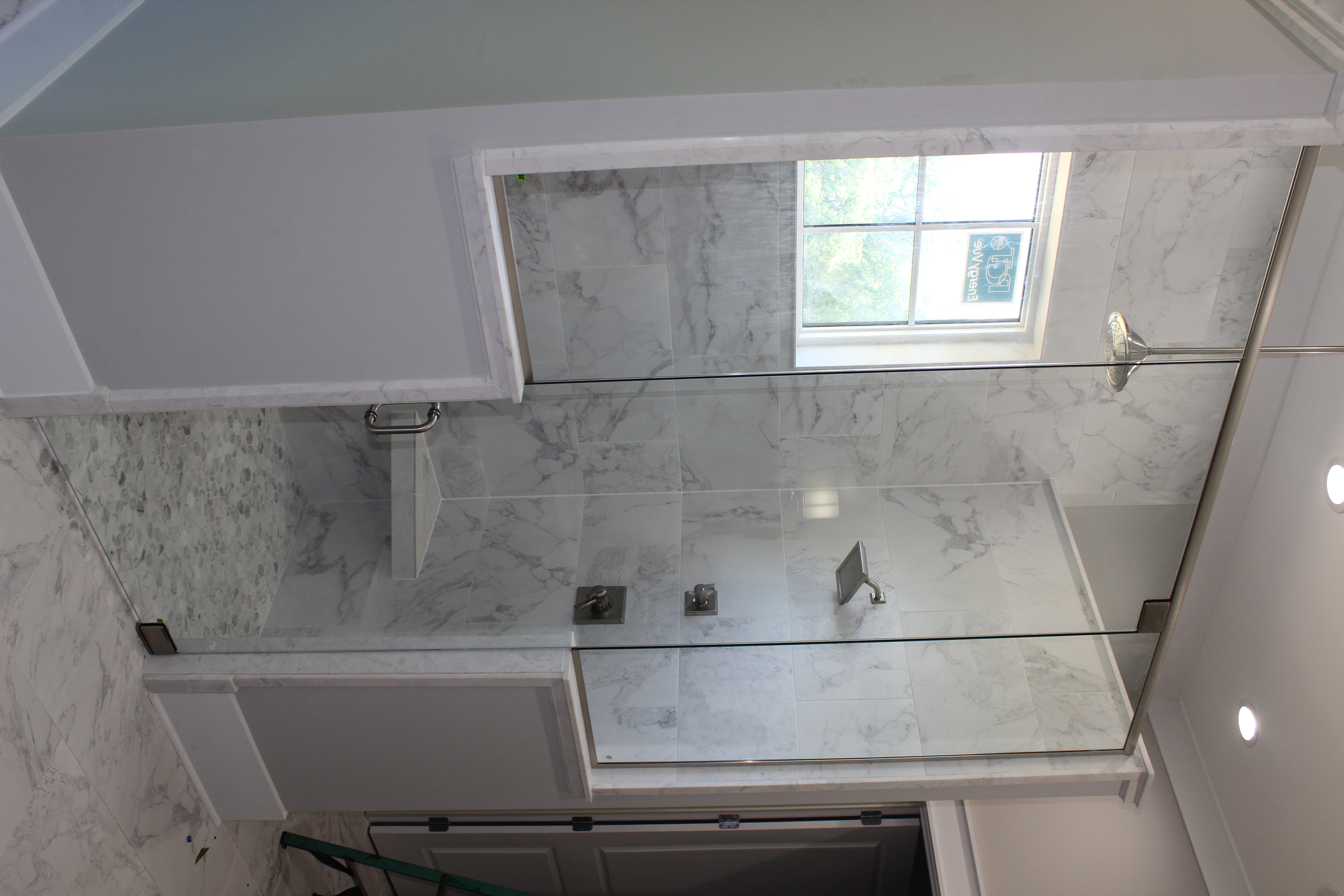 Pivot shower with inline panels