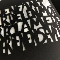 papier découpé sur papier noir