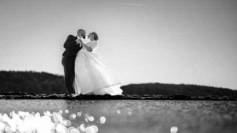 Brautpaar posiert am Wasser