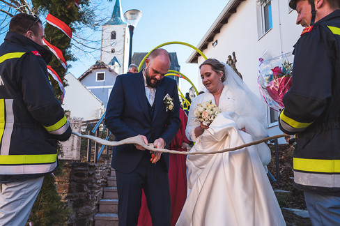 Brautpaar durchschneidet den Feuerwehrschlauch