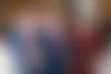 Trauzeugen und Trauzeugin lachen mit Sekt in der Hand