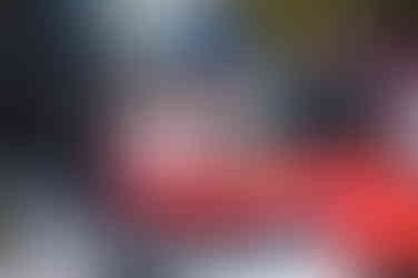 Braut geht zum Feuerwehr Auto