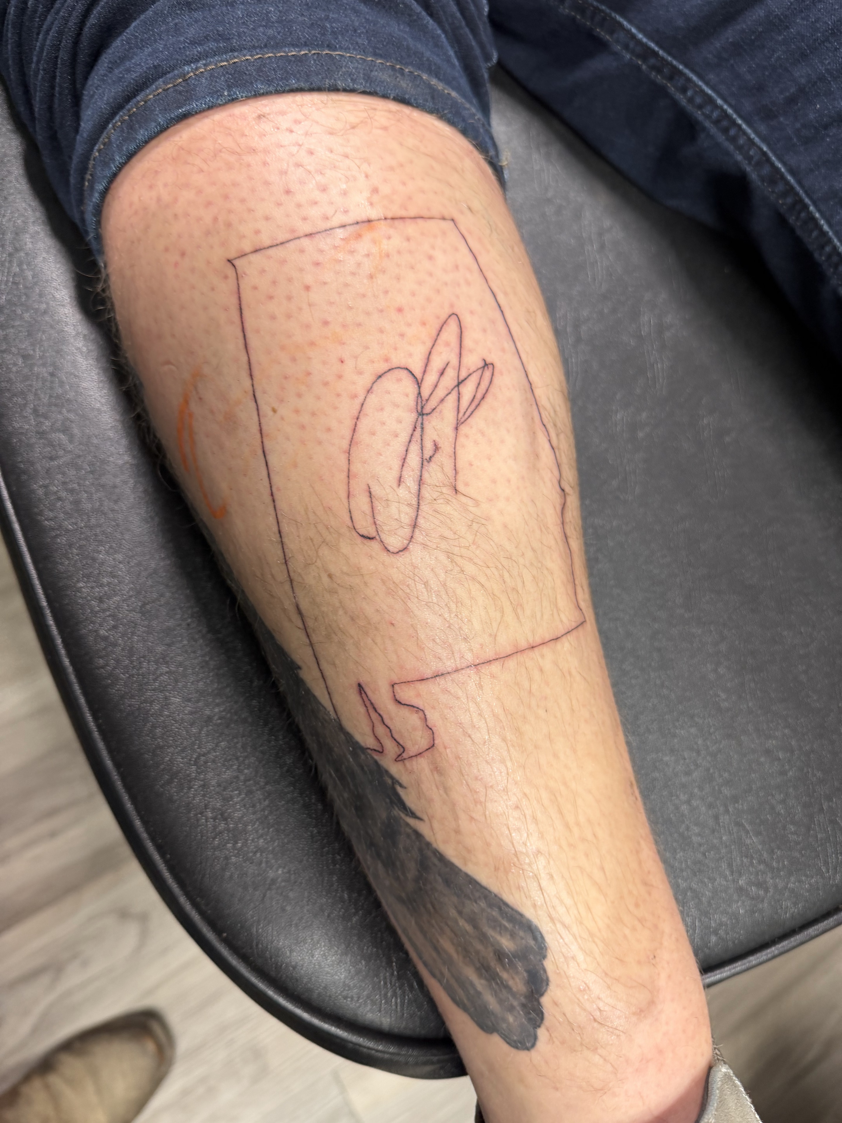 Briar's calf with Dustin's signature inside an Alabama outline.