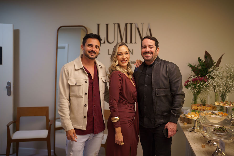 Luísa Caser entre os amigos Eduardo Pieczarcka Vieira e Davi Paes e Lima