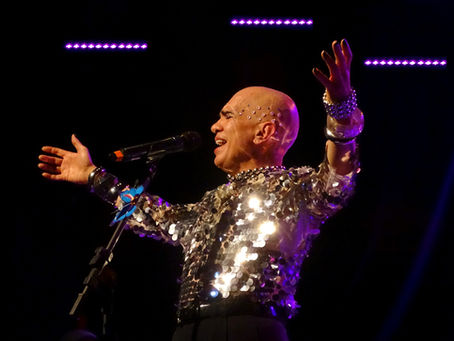 Edson Cordeiro canta Carmen Miranda e outros bambas