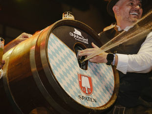 Brinde que une Munique e Blumenau dá início à 41ª Oktoberfest no Brasil
