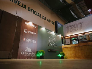Na maior festa cervejeira das Américas, Ambev distribui mais de 25 mil litros de água grátis